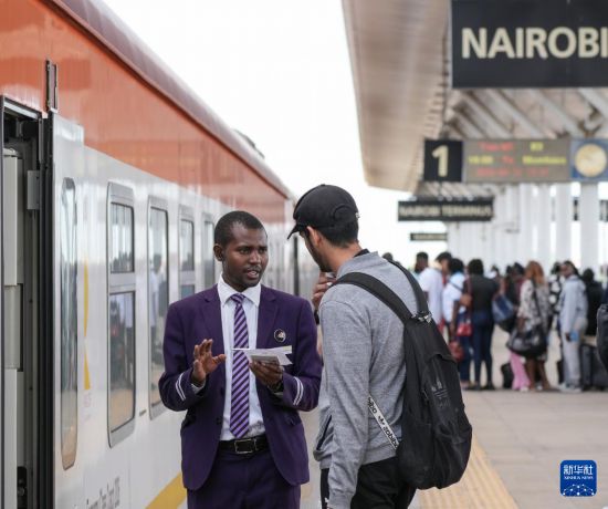 5月31日，在蒙內(nèi)鐵路內(nèi)羅畢站，乘務(wù)員為乘客檢票。新華社記者 李亞輝 攝
