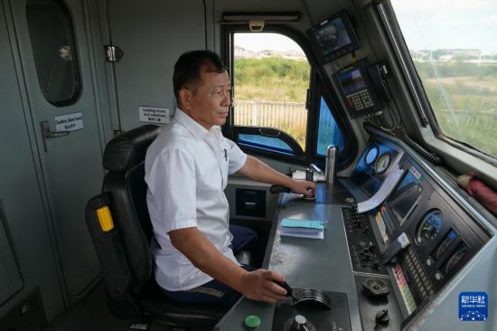 5月31日，在蒙內(nèi)鐵路內(nèi)羅畢站，機(jī)車駕駛員蔣立平在即將開往蒙巴薩的E2次列車上進(jìn)行準(zhǔn)備工作。新華社記者 楊光 攝