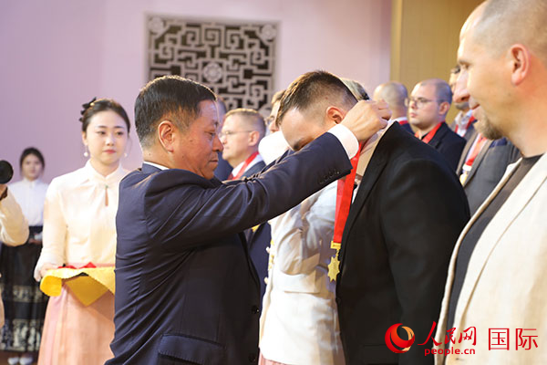 中國(guó)駐俄羅斯大使張漢暉為獲獎(jiǎng)?wù)哳C獎(jiǎng)。人民網(wǎng)記者 肖新新攝