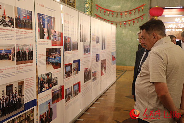 與會(huì)嘉賓參觀中俄科技創(chuàng)新合作圖片展。人民網(wǎng)記者 肖新新攝