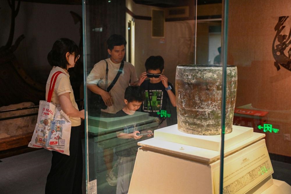 △2025年5月18日，游客在廣東廣州南越王博物院（王墓展區(qū)）體驗(yàn)AR眼鏡智慧導(dǎo)覽服務(wù)。