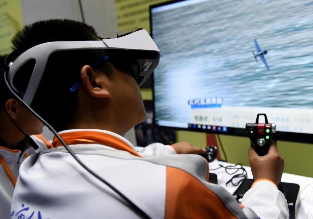 北京市八一學(xué)校的學(xué)生在北京市中小學(xué)生特色科技活動展示上體驗VR技術(shù)（2018年11月24日攝）新華社記者 羅曉光 攝。