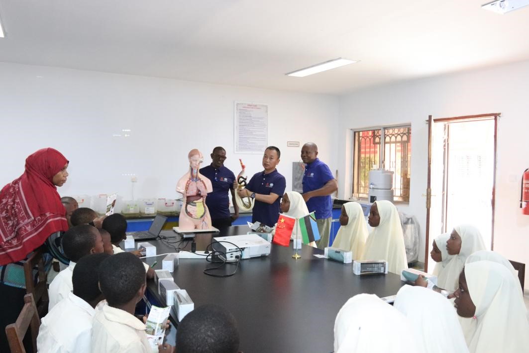 血吸蟲(chóng)病健康教育講座。施亮攝