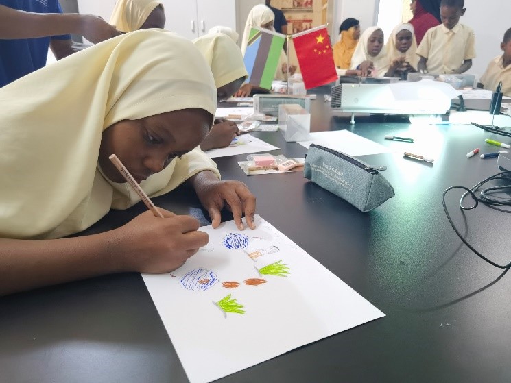 學(xué)生踴躍參與繪畫(huà)活動(dòng)。施亮攝