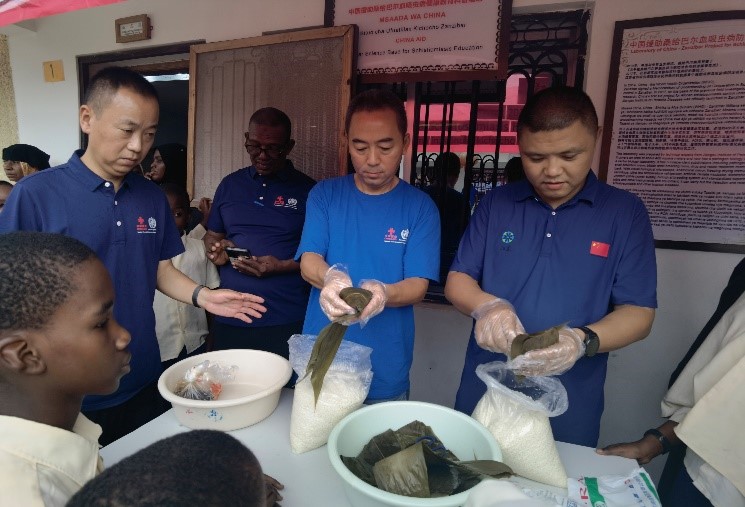 中方專(zhuān)家示范包粽子。施亮攝