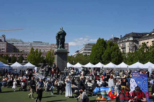 “你好！中國”端午游園會在斯德哥爾摩國王花園廣場舉辦。人民網(wǎng)記者 殷淼攝