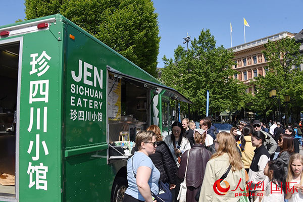 中國美食攤。人民網(wǎng)記者 殷淼攝