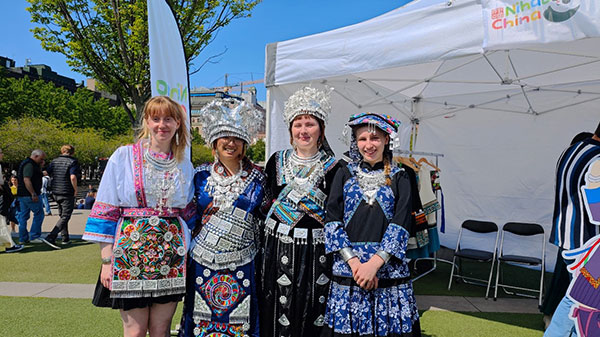 體驗(yàn)苗族傳統(tǒng)服飾。人民網(wǎng)記者 殷淼