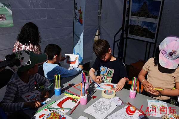 端午文化體驗(yàn)—龍舟圖片填色。人民網(wǎng)記者 殷淼攝