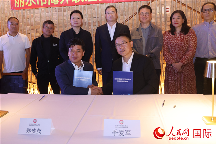 浙江省青田華僑實(shí)驗(yàn)高級(jí)中學(xué)與巴西里約中國(guó)國(guó)際學(xué)校在座談會(huì)上締結(jié)為友好學(xué)校，青田縣人民政府僑務(wù)辦公室主任季愛軍和擔(dān)任巴西里約中國(guó)國(guó)際學(xué)校董事長(zhǎng)的鄭俠茂作為代表簽署協(xié)議。 人民網(wǎng)記者 時(shí)元皓攝