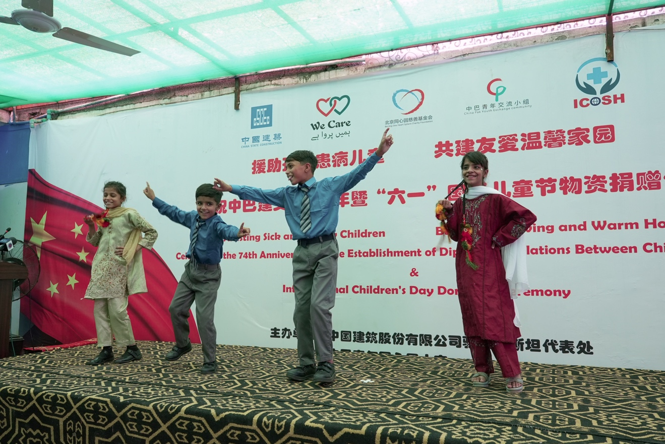 受捐孤兒在活動(dòng)現(xiàn)場(chǎng)表演自己創(chuàng)作的舞蹈節(jié)目。瓦加斯·阿赫邁德攝