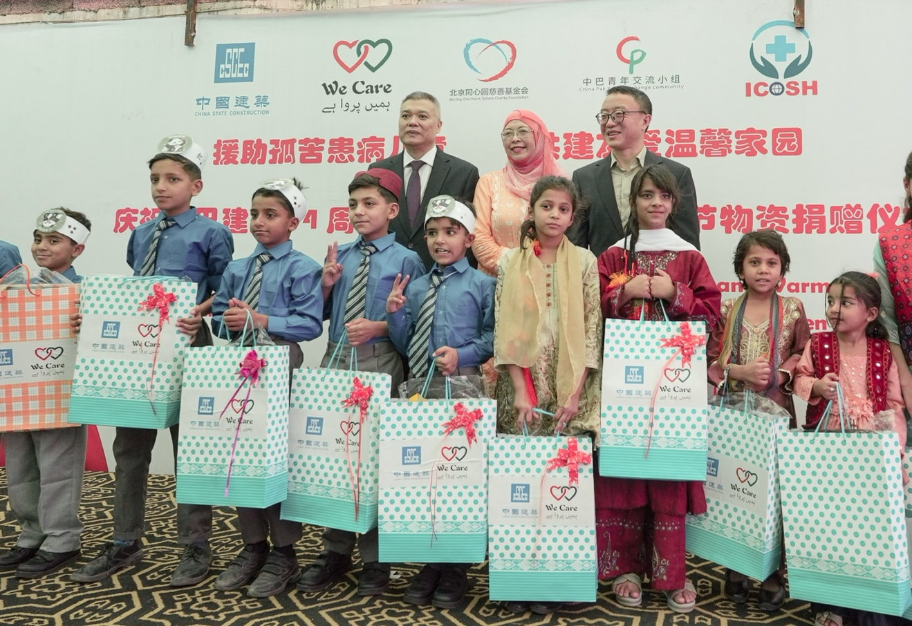 受捐孤兒在儀式上合影留念。瓦加斯·阿赫邁德攝