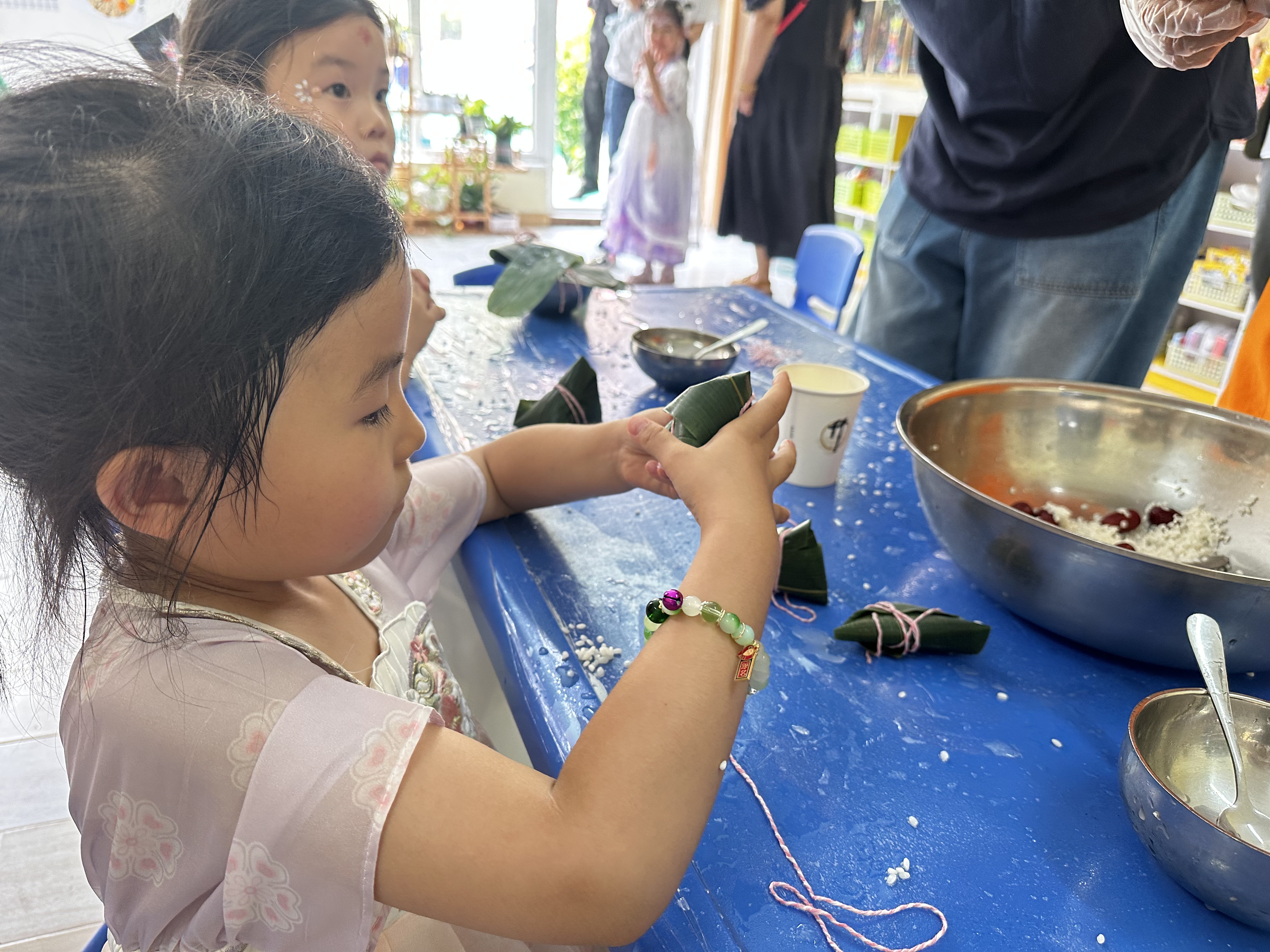 小朋友在體驗包粽子。人民網(wǎng)記者 楊虞波羅攝