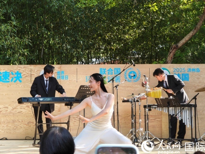 《舞，自然》舞蹈表演。人民網(wǎng)記者 李明攝