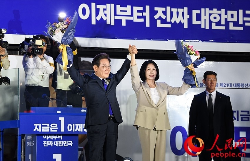 6月4日凌晨，確定當選韓國總統(tǒng)的李在明舉手向歡呼的支持者們致意。 人民網(wǎng) 康炯彬攝