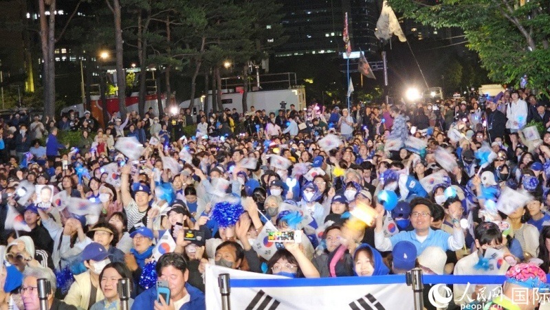 當(dāng)?shù)貢r間4日凌晨，李在明支持者們聚集在國會前等待計票結(jié)果。人民網(wǎng) 柳美鉉攝