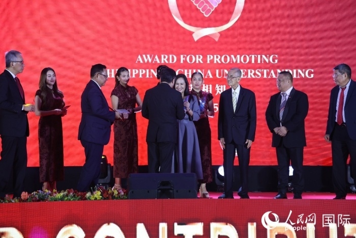 黃溪連大使給榮獲“重要貢獻(xiàn)獎(jiǎng)”的奎松市市長(zhǎng)喬伊·貝蒙蒂等人頒獎(jiǎng)。人民網(wǎng)記者 樊帆攝