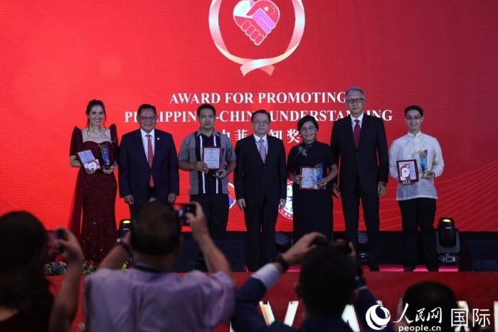 黃溪連大使和菲中了解協(xié)會(huì)主席與榮獲“友誼獎(jiǎng)”的獲獎(jiǎng)?wù)吆嫌傲裟?。人民網(wǎng)記者 樊帆攝