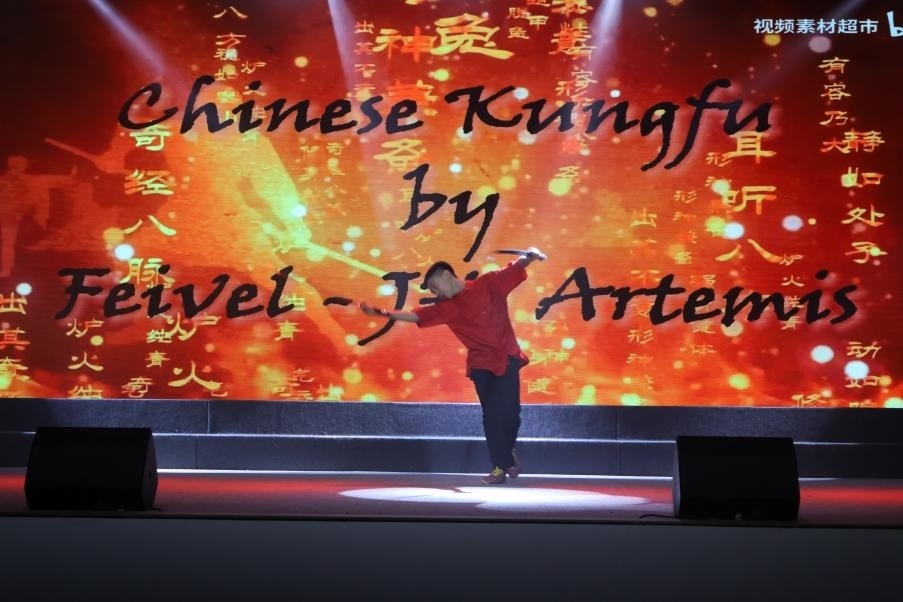 恩星學(xué)校中學(xué)部學(xué)生表演武術(shù)。哈山努丁大學(xué)孔子學(xué)院供圖